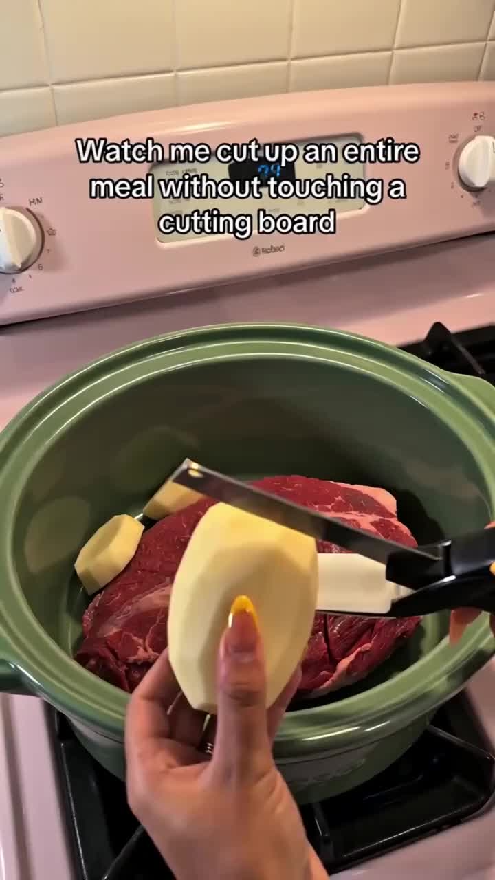 Stedwell Facebook ad: Slice and chop in one simple squeeze!