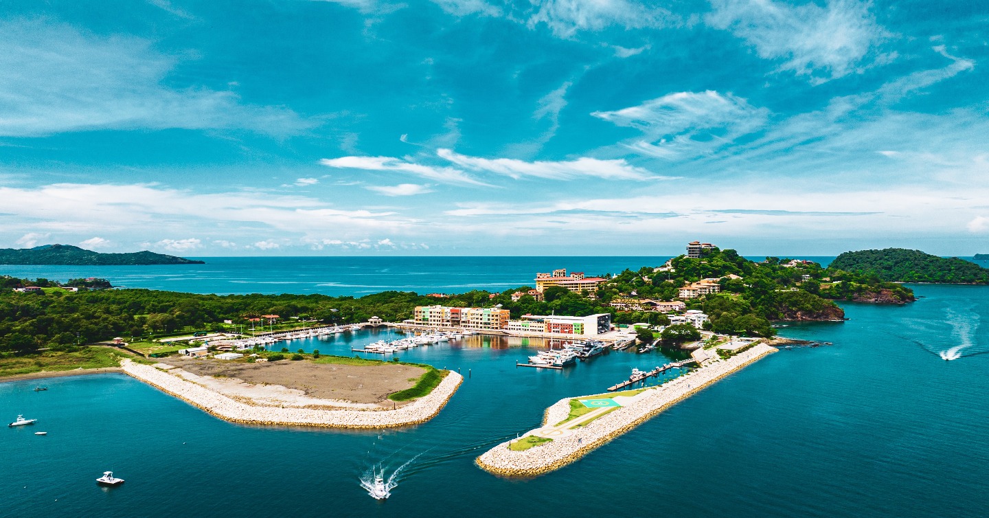 Marina Flamingo Facebook ad: ¡Escápate al paraíso en Marina Flamingo!