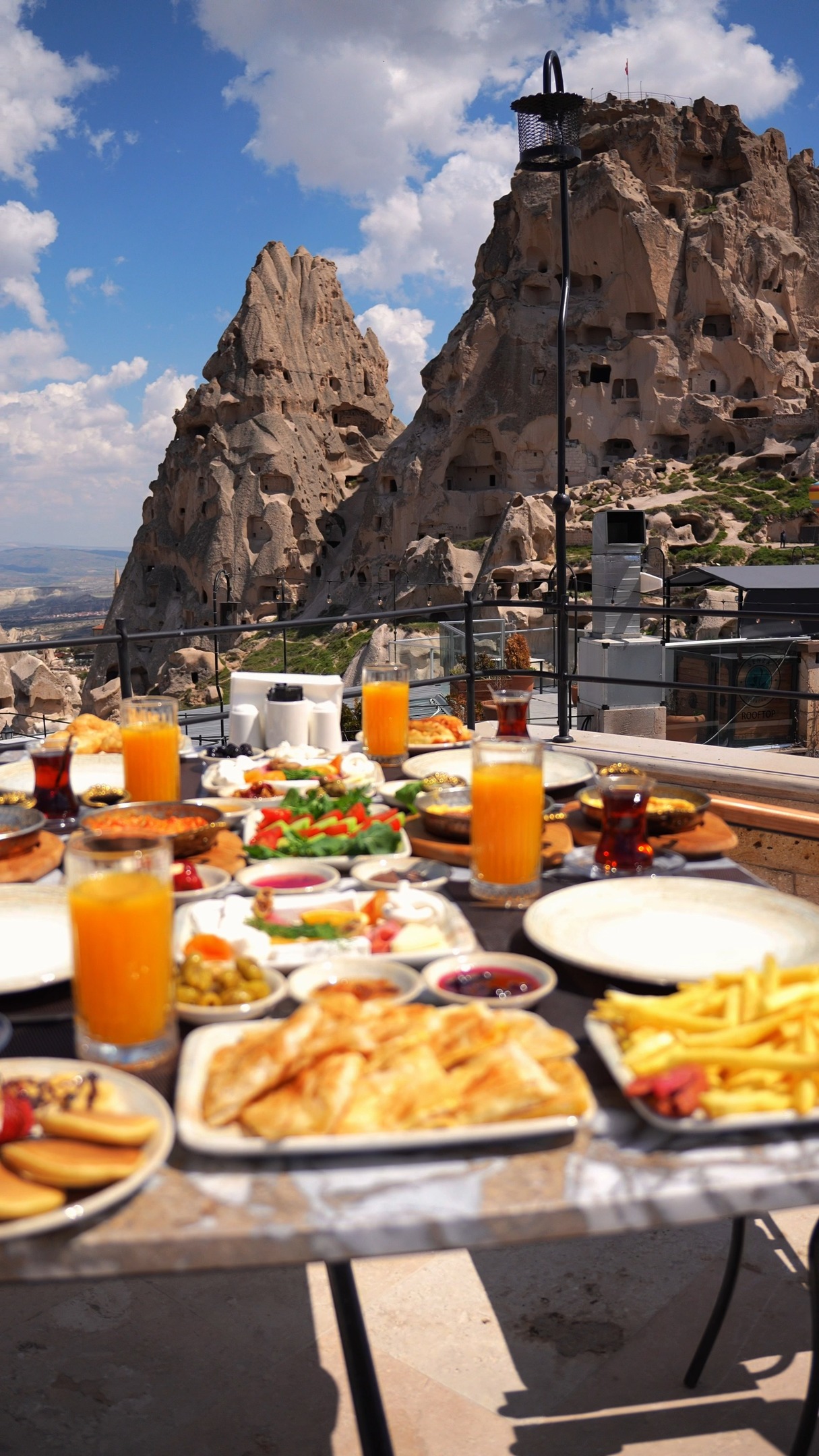 Castellum Cave Hotel Facebook ad: Güne Kapadokya’nın büyüleyici manzarasında, lezzet dolu…