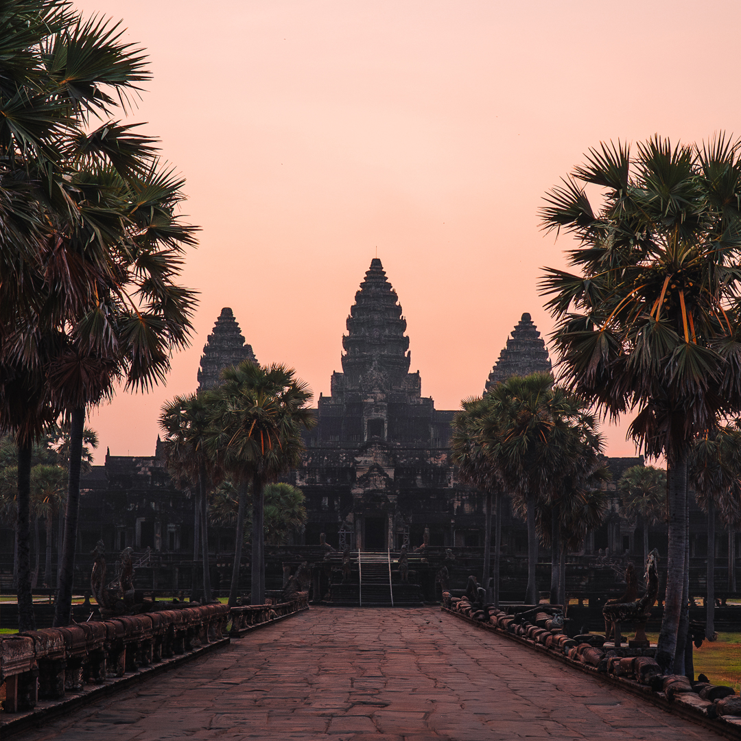 Anantara Angkor Resort Facebook ad: Begin your Cambodian escape with effortless elegance.