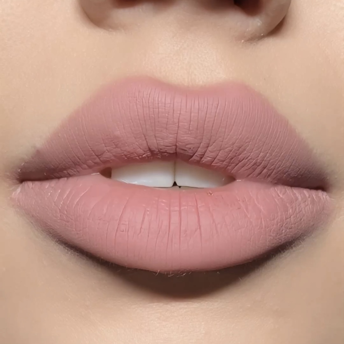 PUDRA cosmetics Україна Facebook ad: Тату-олівець для губ, колір, який залишається 16 годин.