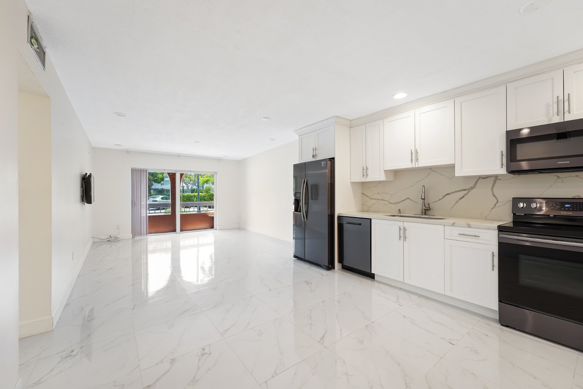 Alexandra Alfaro Facebook ad: 2 Beds 1 Bath Apartment