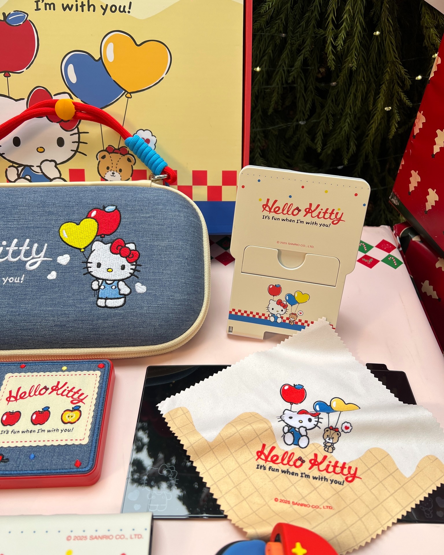 GeekShare Plus Facebook ad: Hello Kitty Gift Box-It makes a perfect gift.