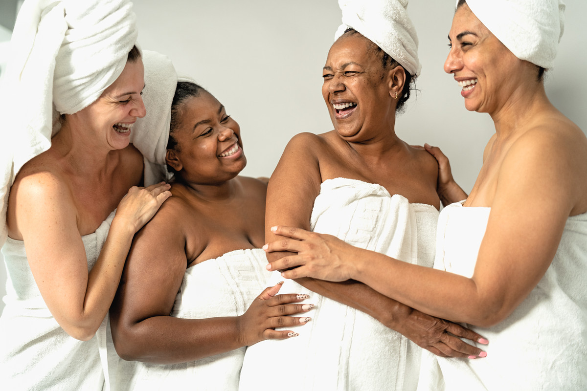 Age Gracefully Wellness Spa Facebook ad: Earn $ and great rewards!