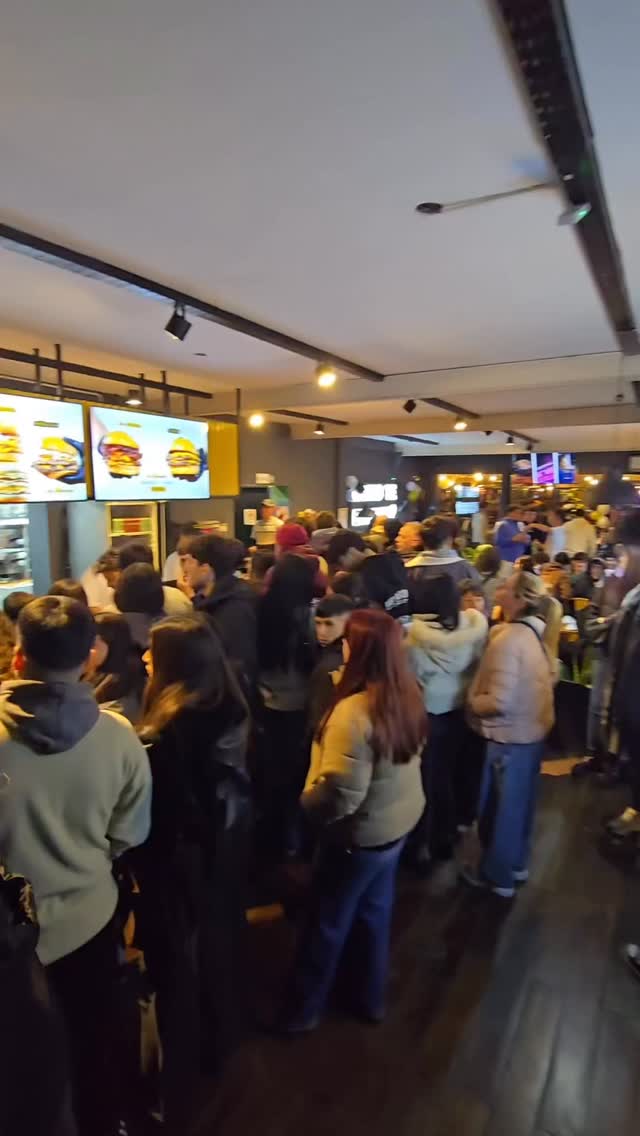 Pogg's Burgers Facebook ad: ¡Atención! �