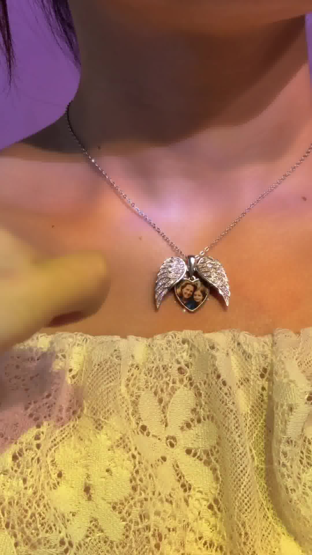 Callie France Facebook ad: Collier en Coeur Personnalisé