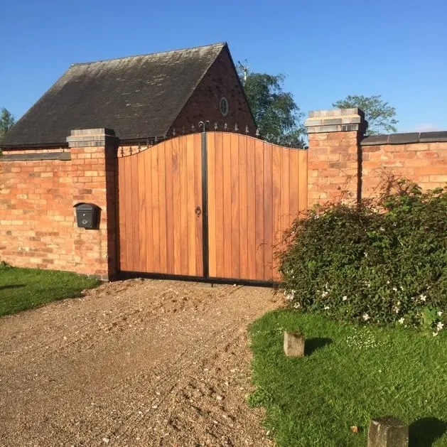 Gates and Fences (UK) Ltd Facebook ad: Driveway Gates That Really Make An Entrance