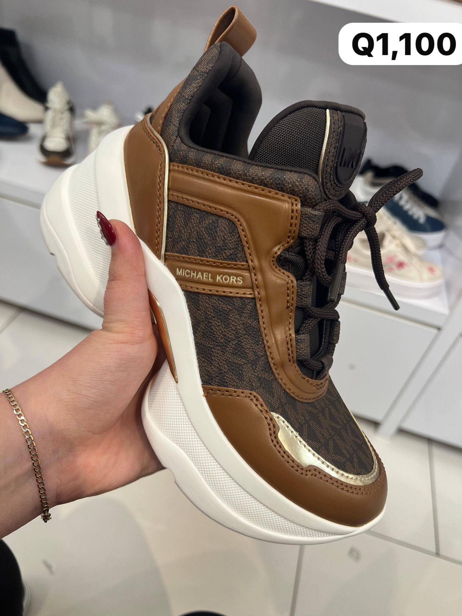 L'C Fashion Mood Facebook ad: Tu Conexión Exclusiva con las Mejores Marcas de…