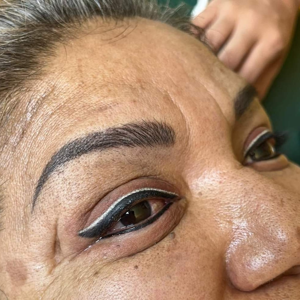 GranDiosa Studio Facebook ad: Cejas, delineado,labios, párpados.