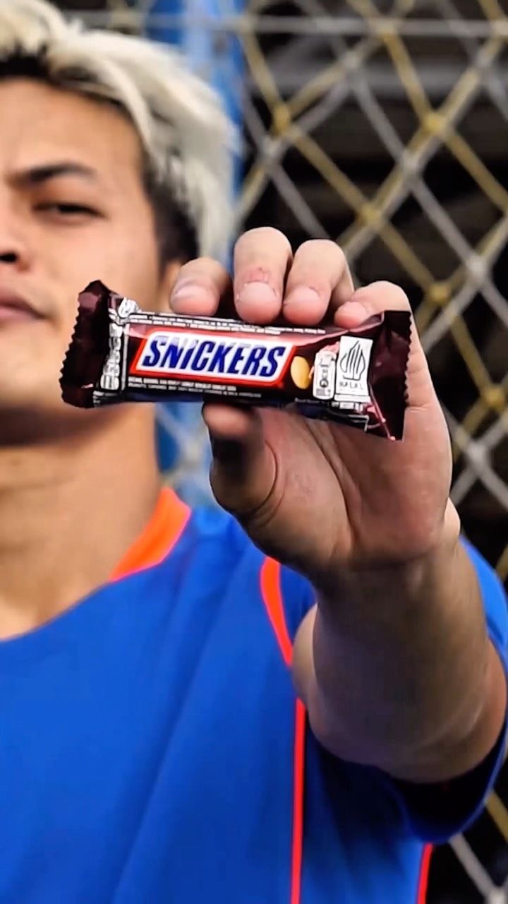Snickers Indonesia Facebook ad: Ini saatnya beli SNICKERS Football Edition!