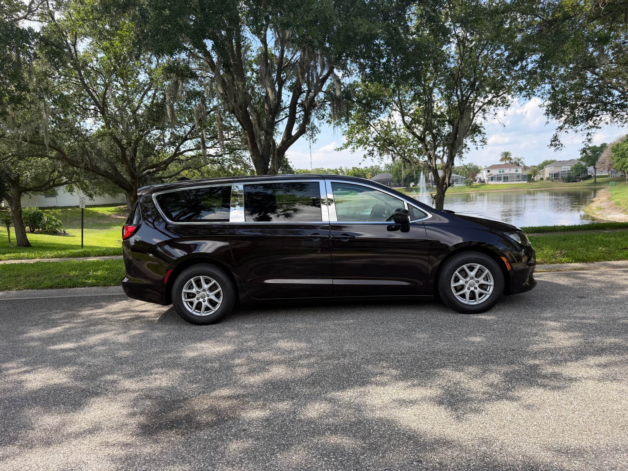 Carlos Eduardo Facebook ad: 2017 Chrysler Pacifica · Touring Minivan 4D