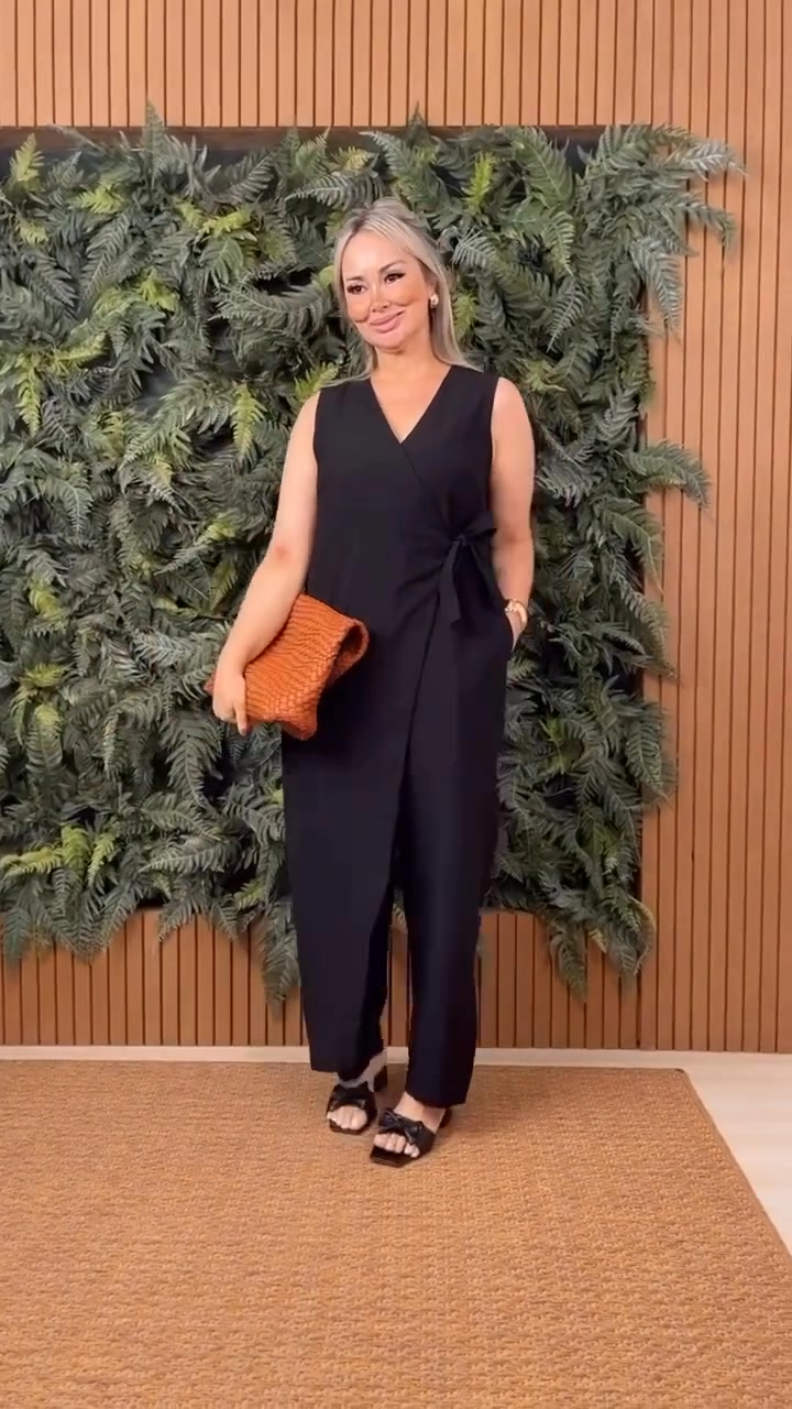Rablaisie cool Facebook ad: Upgrade your wardrobe with this stunning V-neck jumpsuit!