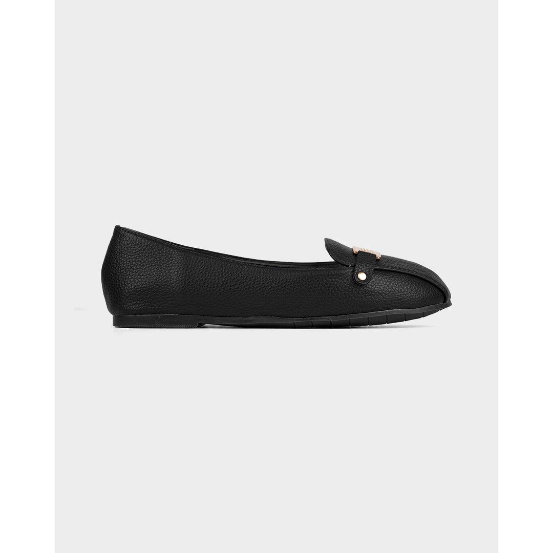 Kenneth Cole Guatemala Facebook ad: Aprovecha Extra 15% OFF en calzado de mujer…