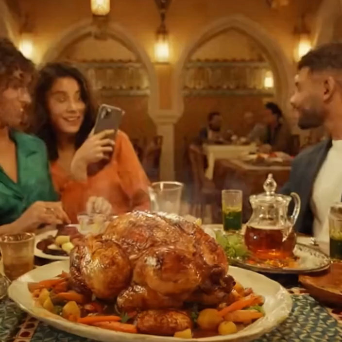 reserver.daba Facebook ad: Même le poulet veut réserver sa table avant…