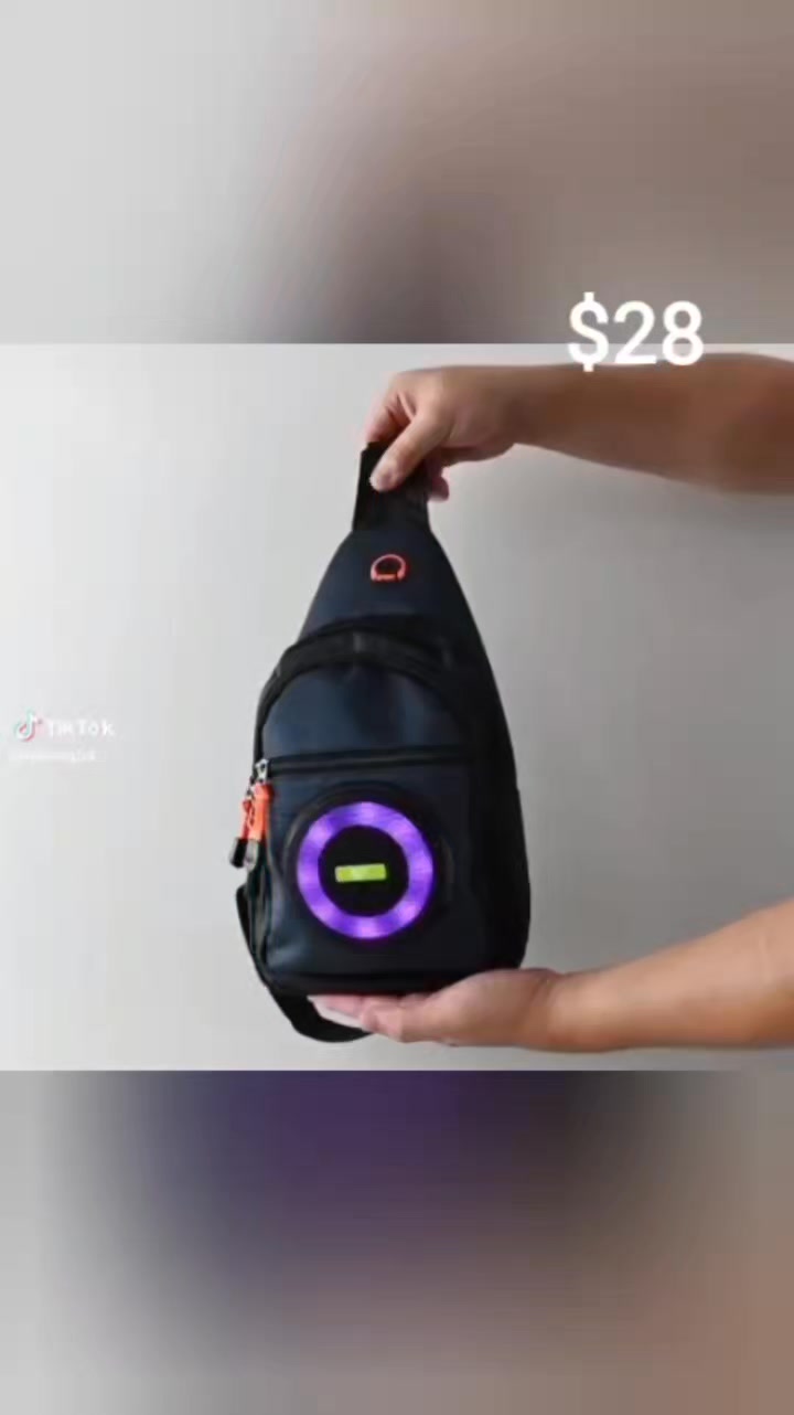 Maisto Zw Facebook ad: Shoulder Bag with Built-in HiFi Speakers!