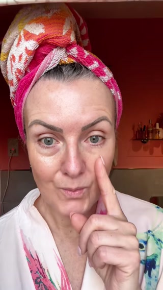 Dr.Melaxin UK Facebook ad: How to care for eye bags without surgery to remove fat…