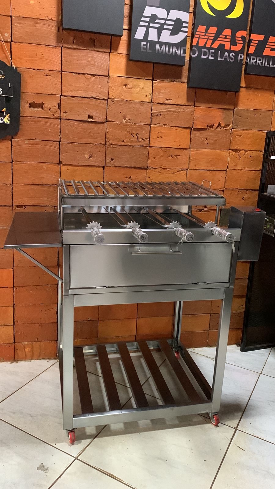 RD Master INOX Facebook ad: ¡El asado más práctico y sabroso!