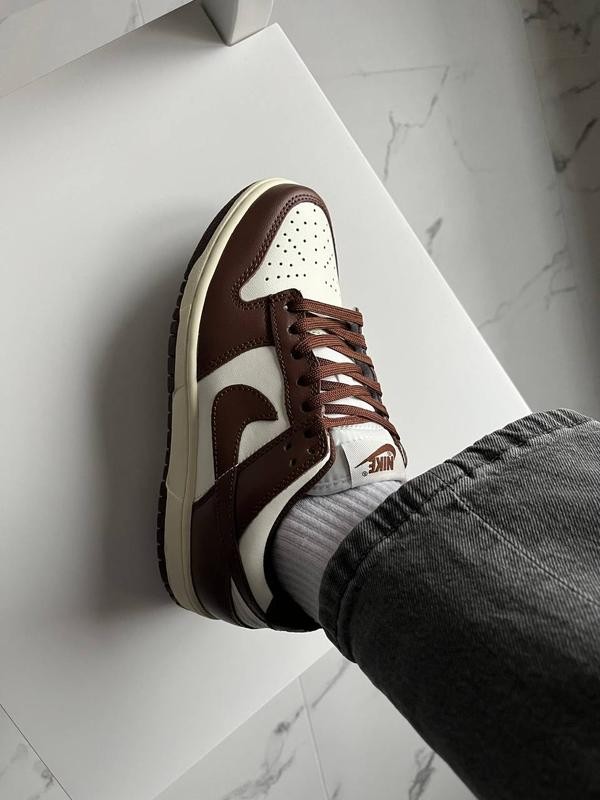 Lovesneakertr Facebook ad from Oct 19, 2025