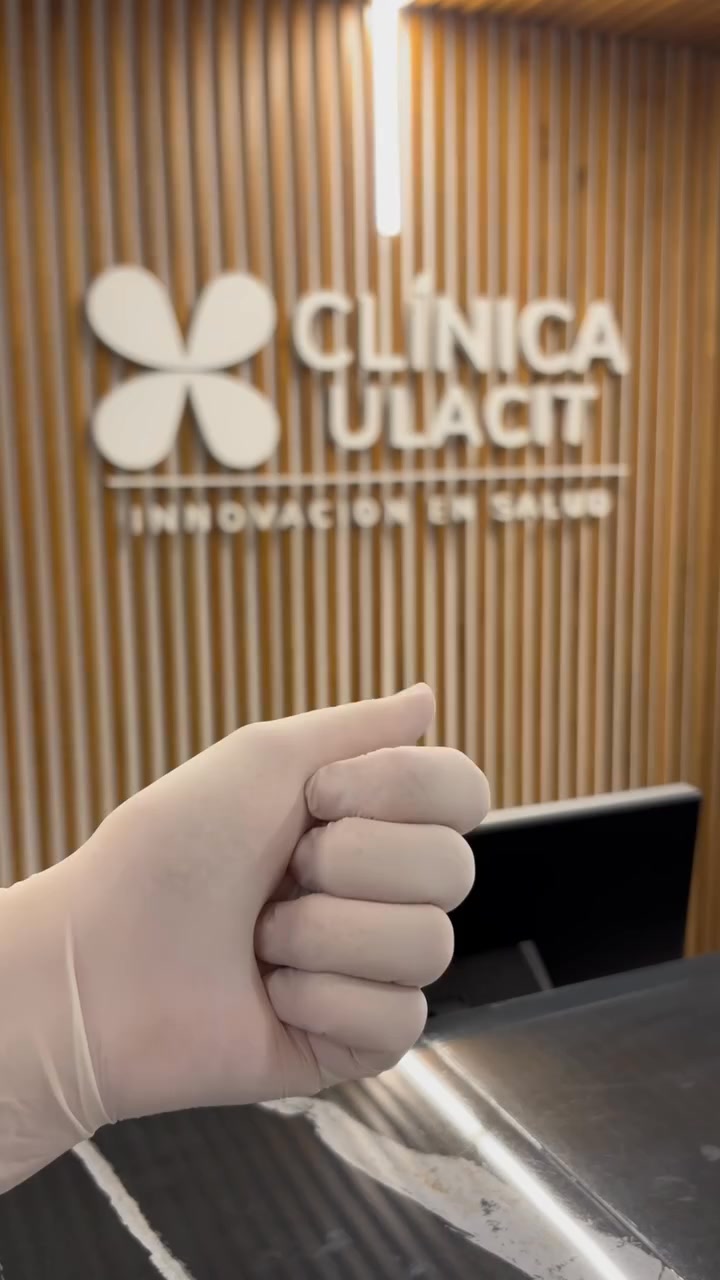 Clínica ULACIT Facebook ad: Blanqueamiento profesional