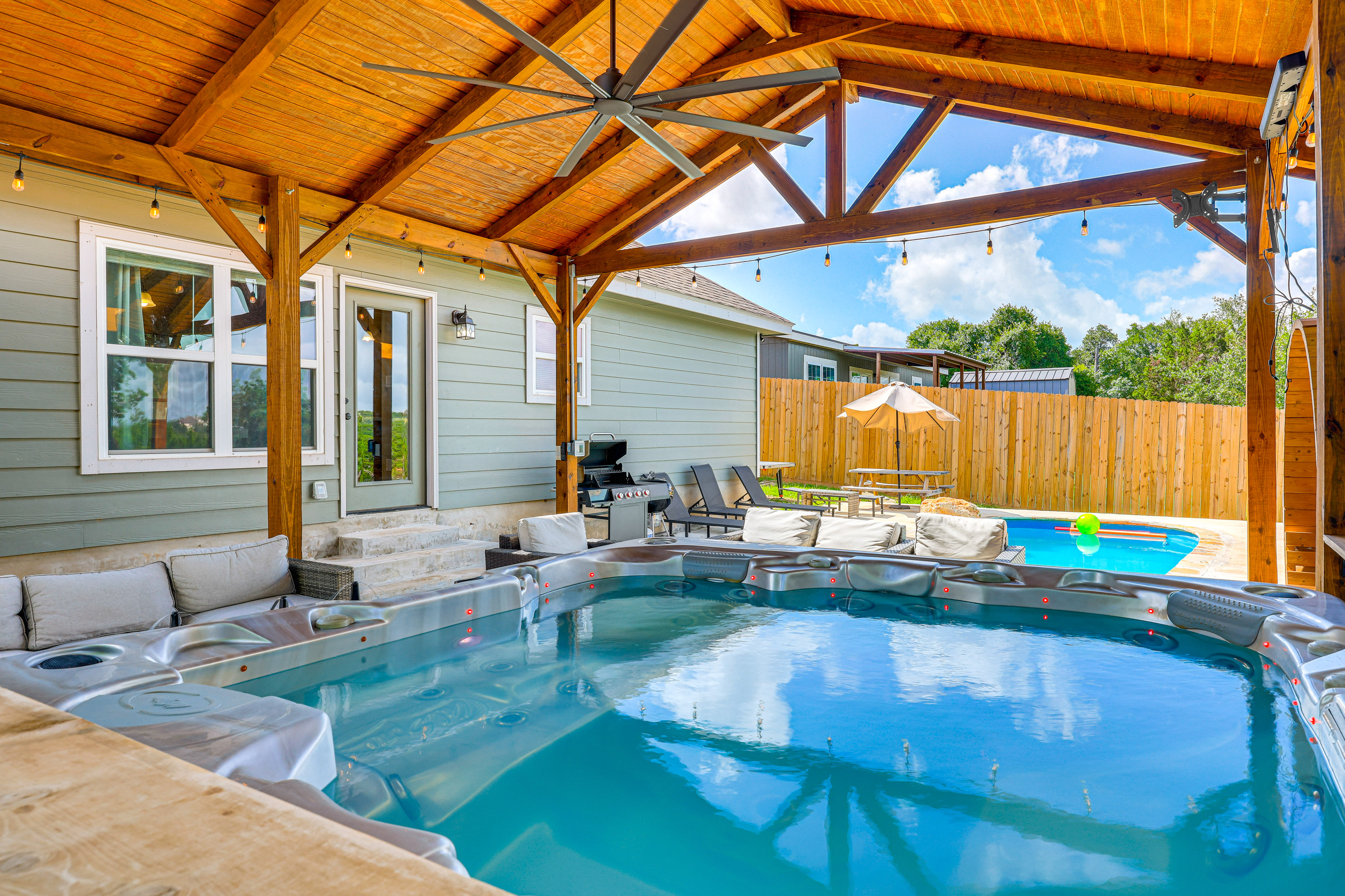 Canyon Lake Vacation Homes Facebook ad: Home in Canyon Lake · ★4.92 · 3 bedrooms · 3 beds · 2 baths