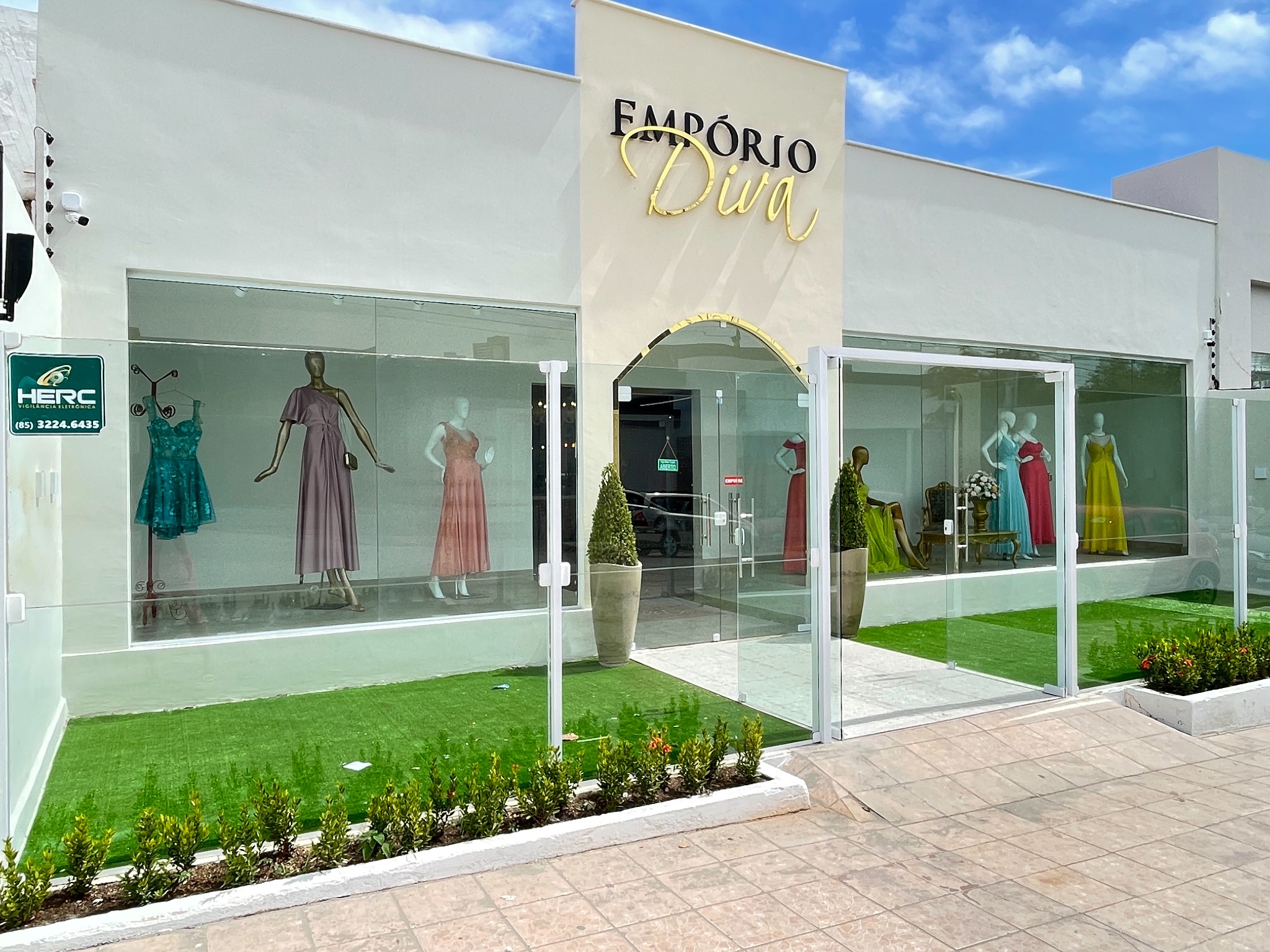 Empório Diva Natal Facebook ad: Aluguel e Venda de Vestidos de Festa.
