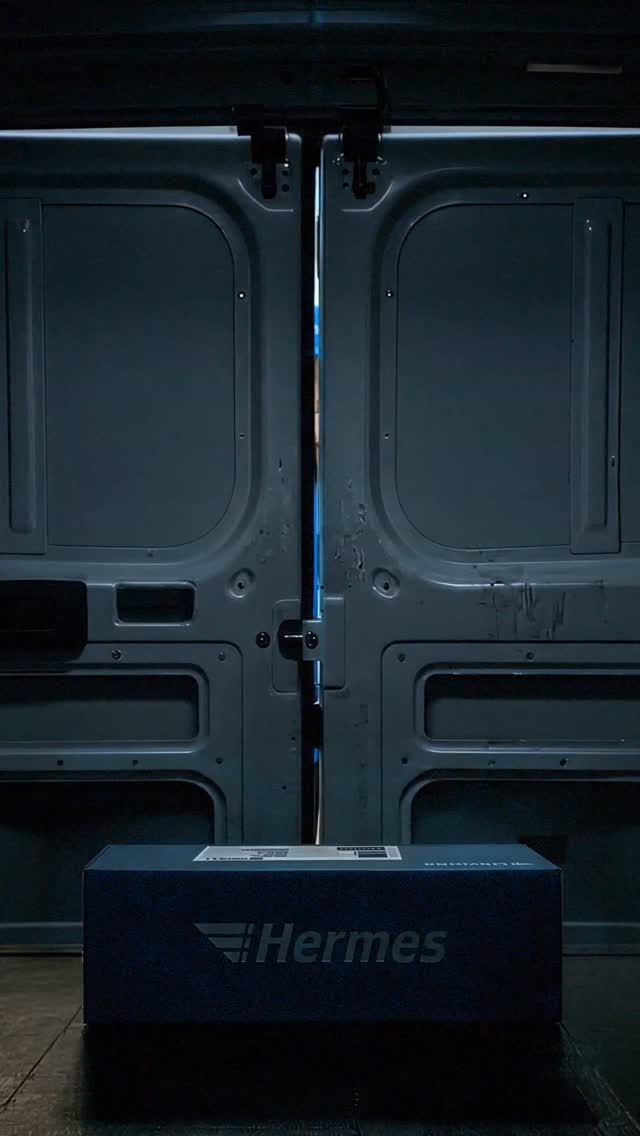 Hermes Logistik Facebook ad: Hin und weg: Retouren einfach an der Haustür…