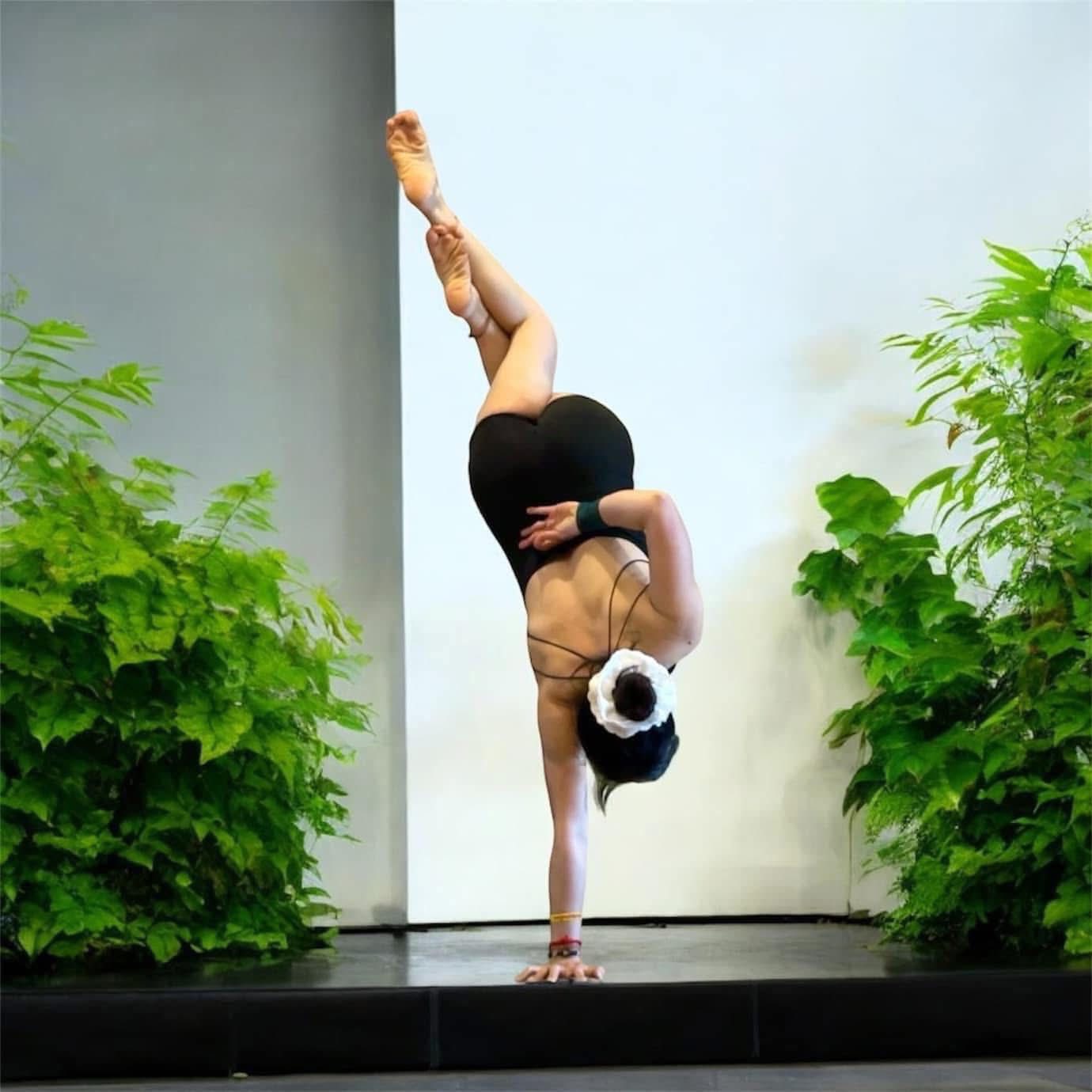 HẢI YẾN Handstand Facebook ad: Đ𝗨̛́𝗡𝗚 𝗕𝗔̆̀𝗡𝗚 𝗧𝗔𝗬 𝗧𝗨̛̀ 𝗖𝗢𝗡 𝗦𝗢̂́ 𝟬, Đ𝗔̉𝗢…
