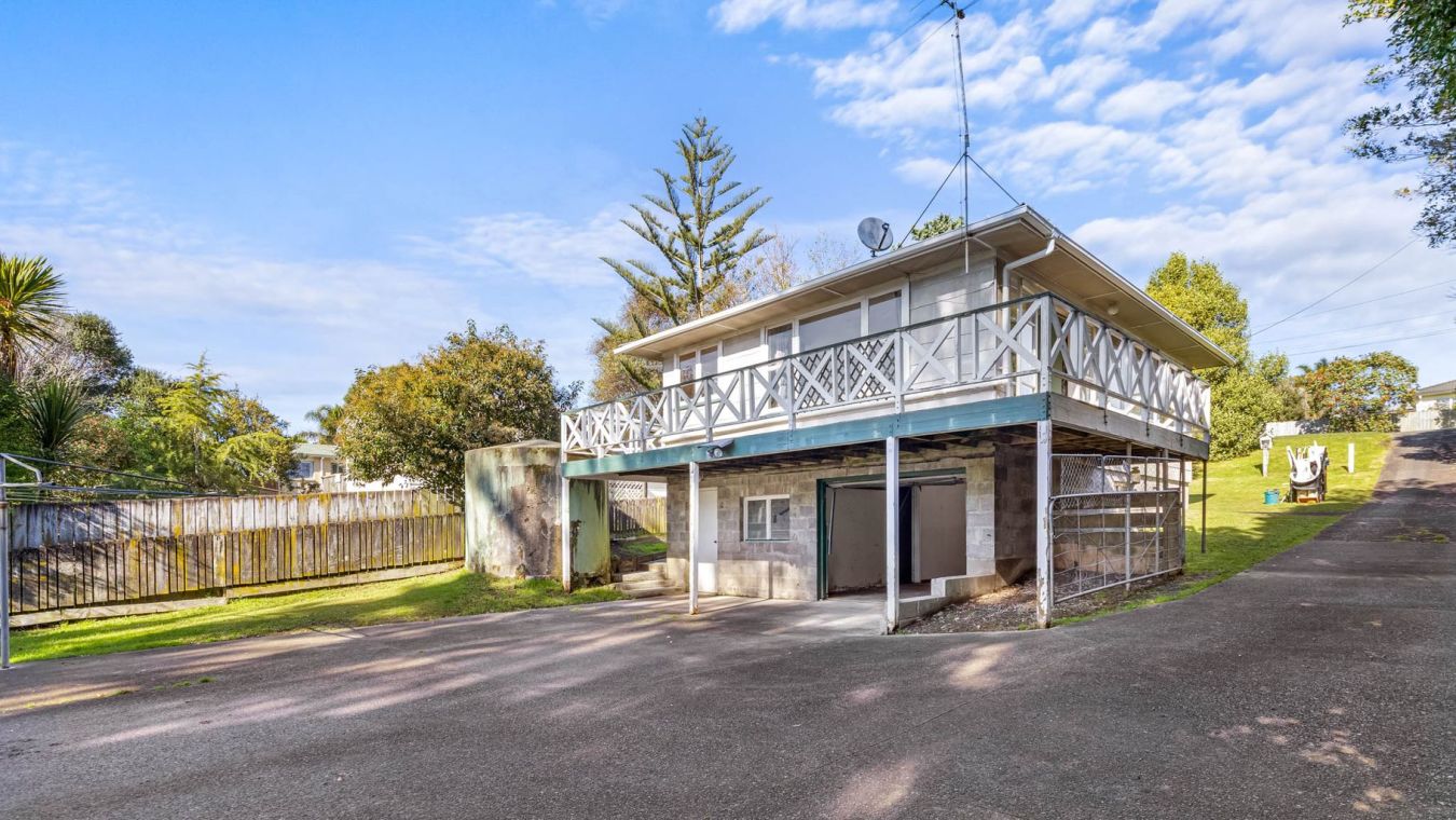 Barfoot & Thompson Whangaparaoa Facebook ad: 352 Whangaparaoa Road Stanmore Bay