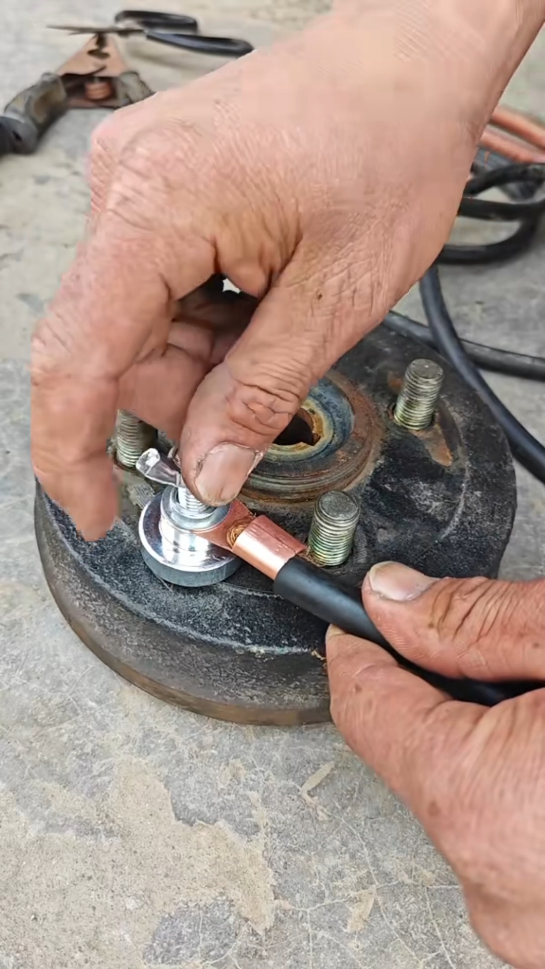 Smart Home Appliances AH Facebook ad: Multi-purpose magnetic welding clamp