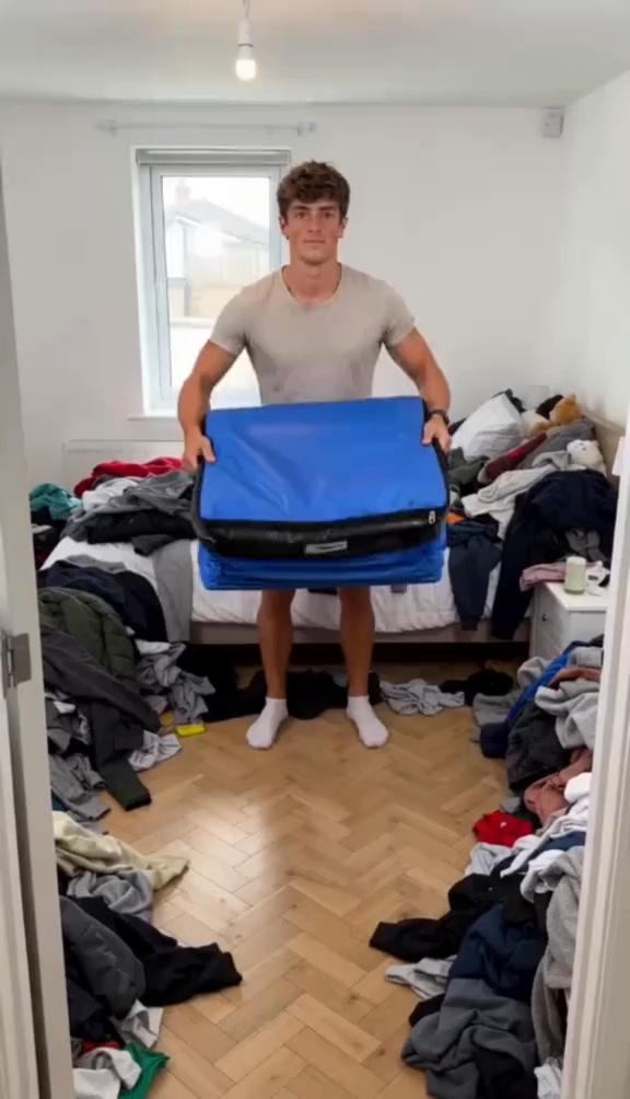 Sunny bee Facebook ad: Who else’s closet and home is bursting at…