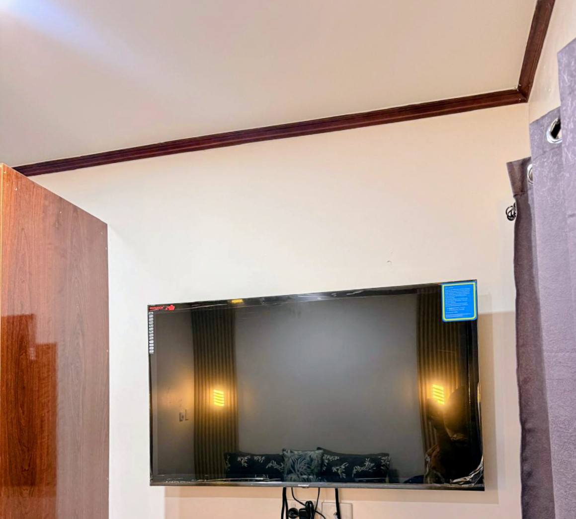 20Twenty Convenient Cottage Airbnb Facebook ad: Free 5G wifi