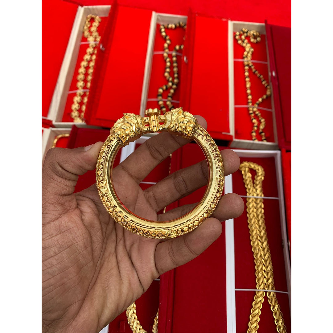CHAIN HOUSE Facebook ad