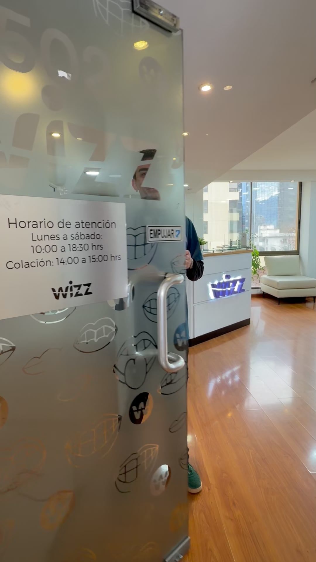 Wizz Chile Facebook ad: Corrige tu sonrisa con alineadores invisibles guiados por…
