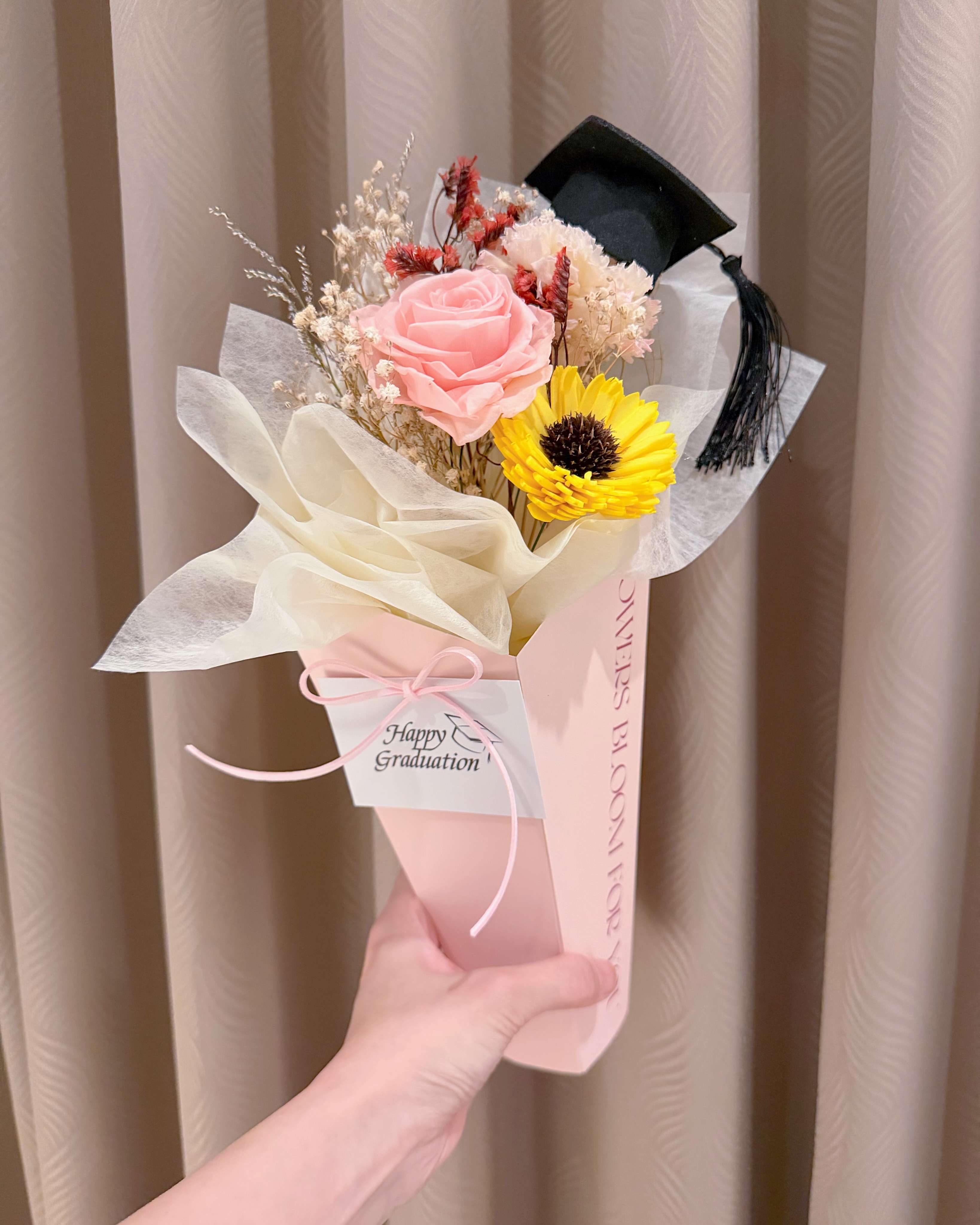 Xiaoshi2020 小詩花藝 Facebook ad: 畢業季限定|向日葵抱抱花盒
