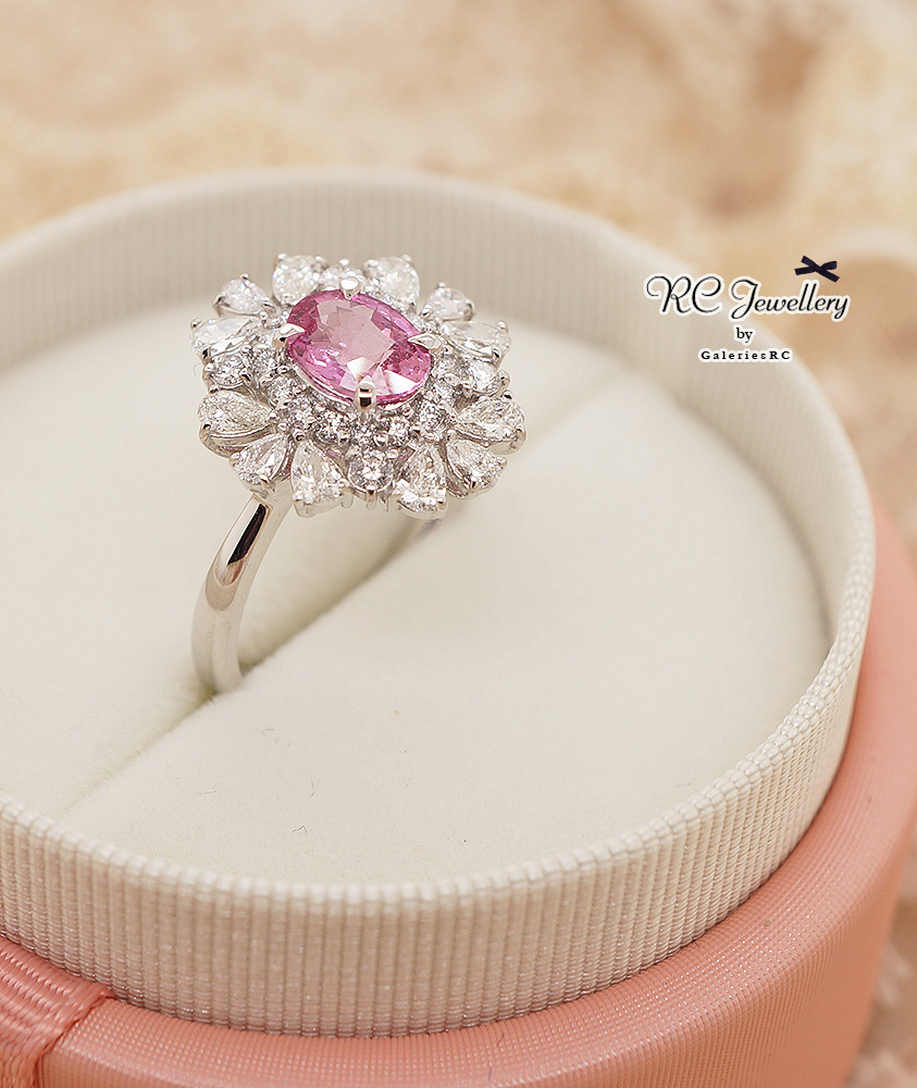 Hana Salon Jewellery & Shoes・Japan Facebook ad: 最美的不一定是多耀眼,而是它剛好照亮了妳某個想被記住的時刻。今天戴著它去約會、明天戴著它去工作、某個重要日子再把它拿出…