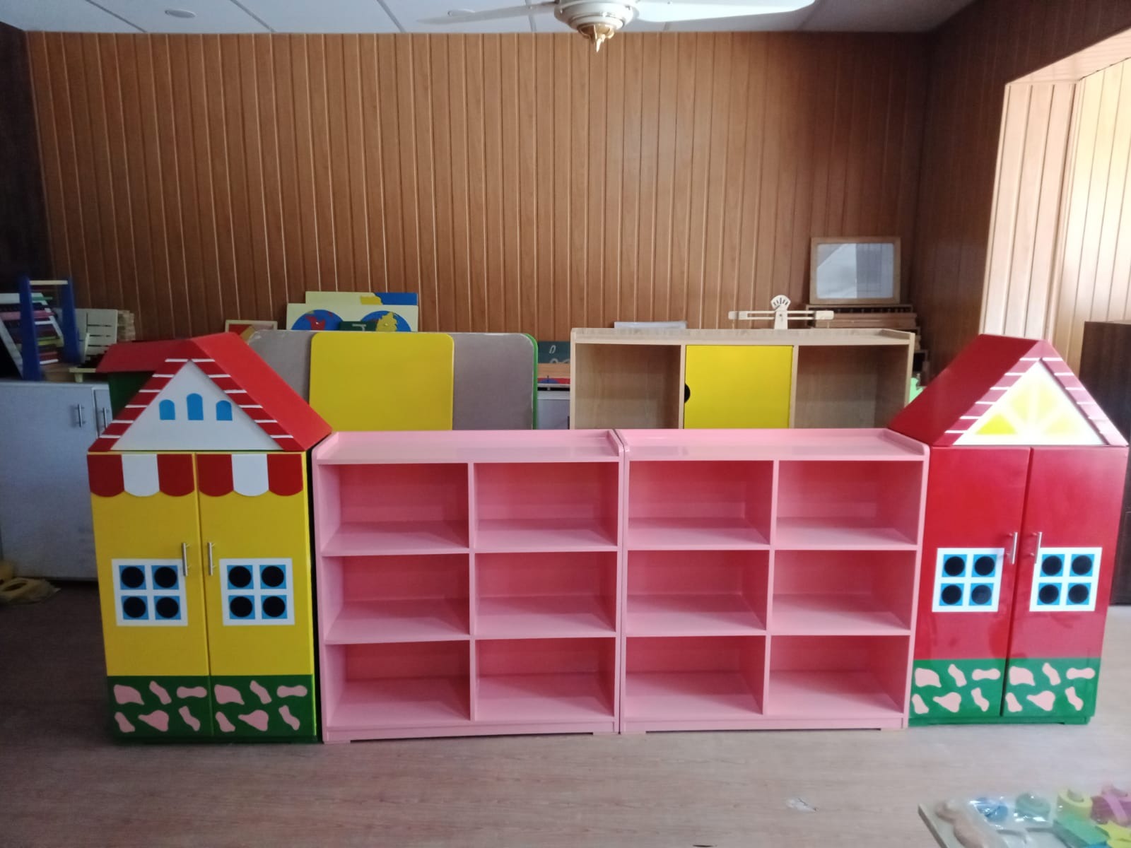 Ahad Montessori Lahore Facebook ad: Chat with us