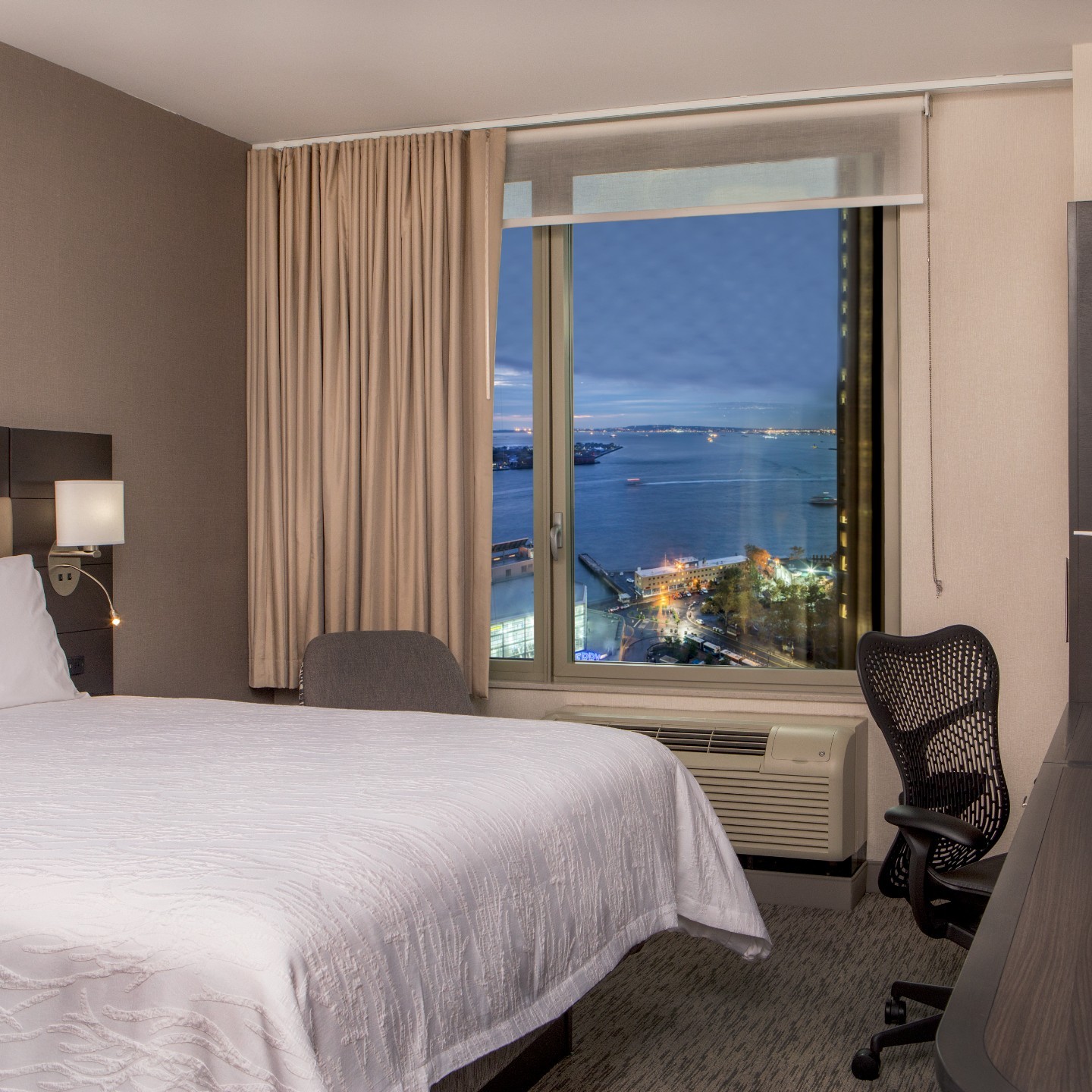 Hilton Garden Inn Financial Center-Manhattan Facebook ad: NYC Hotel in Financial District
