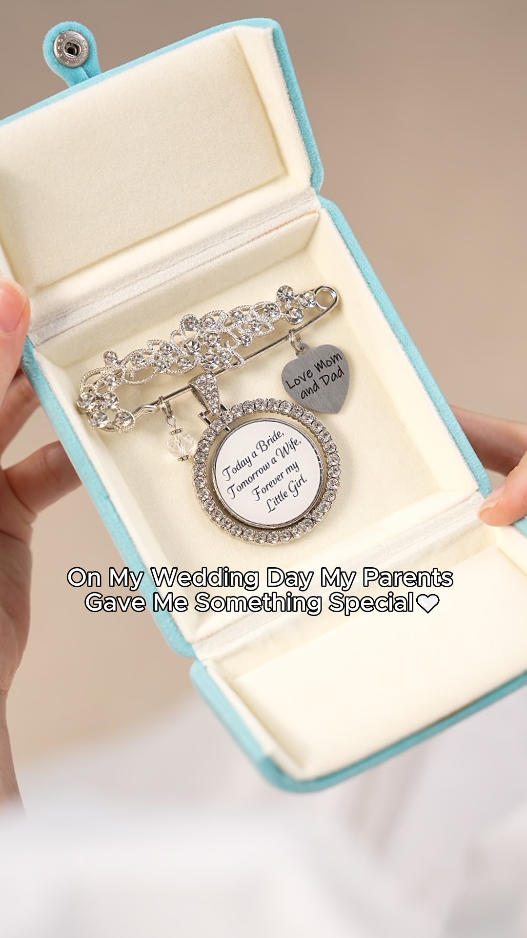 Callie Gifts Facebook ad: Personalized Photo Bouquet Charm