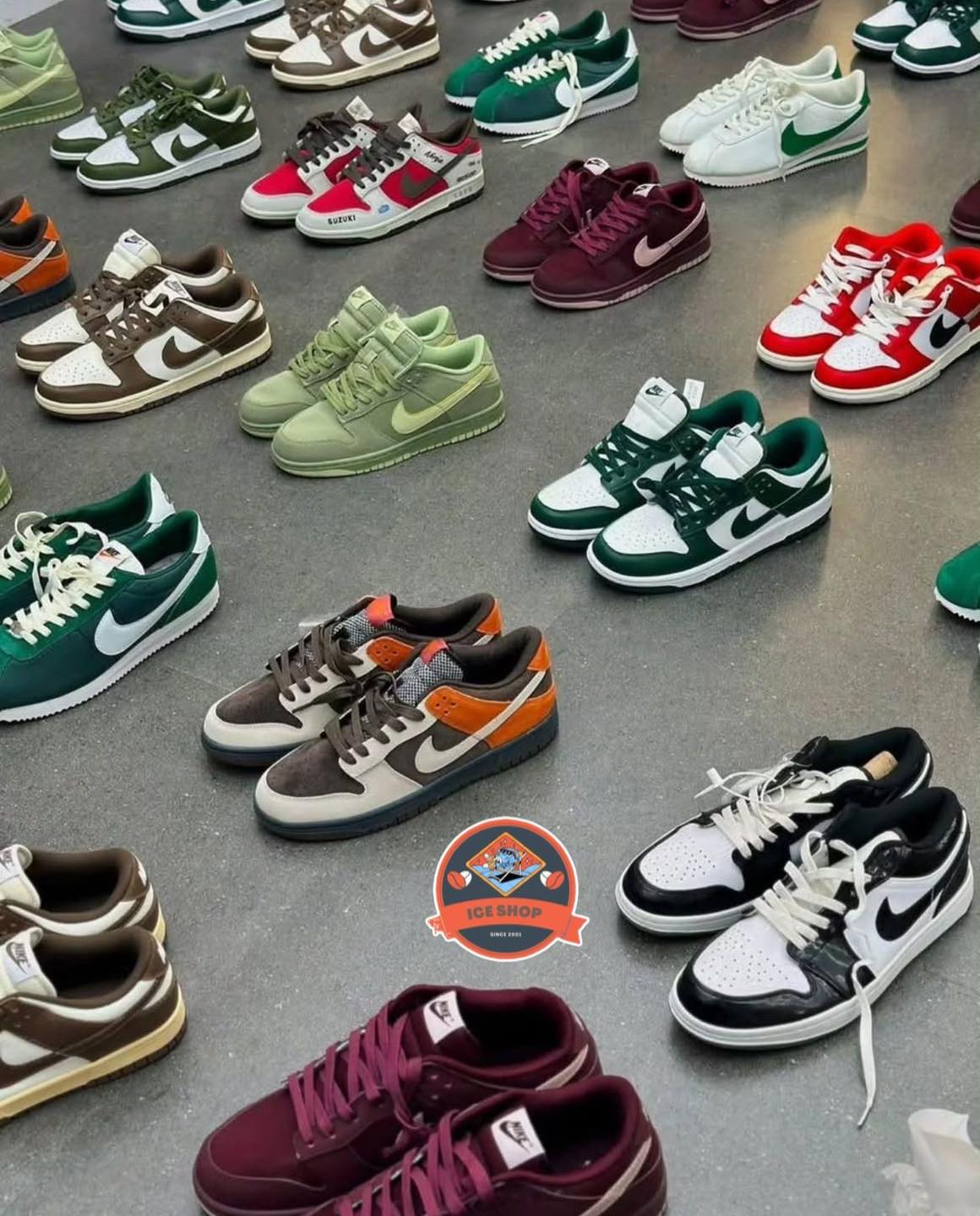 Store's Ice's Facebook ad: Tenis con caja y accesorios disponibles.