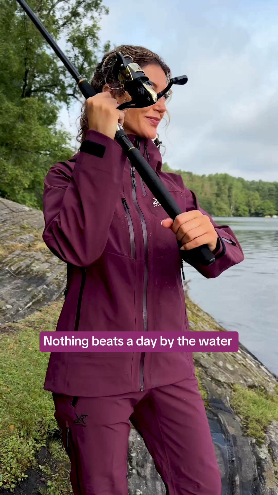 RevolutionRace Facebook ad: Wasserdichte Ausrüstung für jede Wetterlage