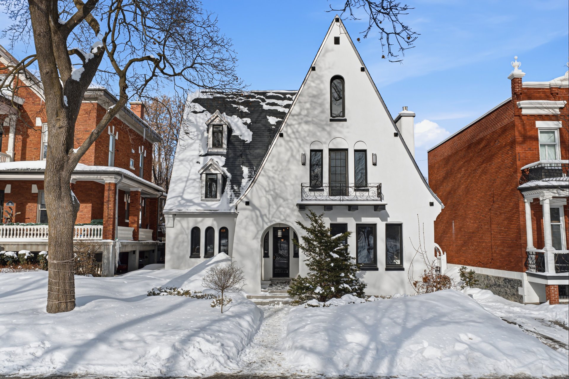 Engel & Völkers Montréal Québec Facebook ad: Le luxe à OUTREMONT c'est 𝗘&𝗩!