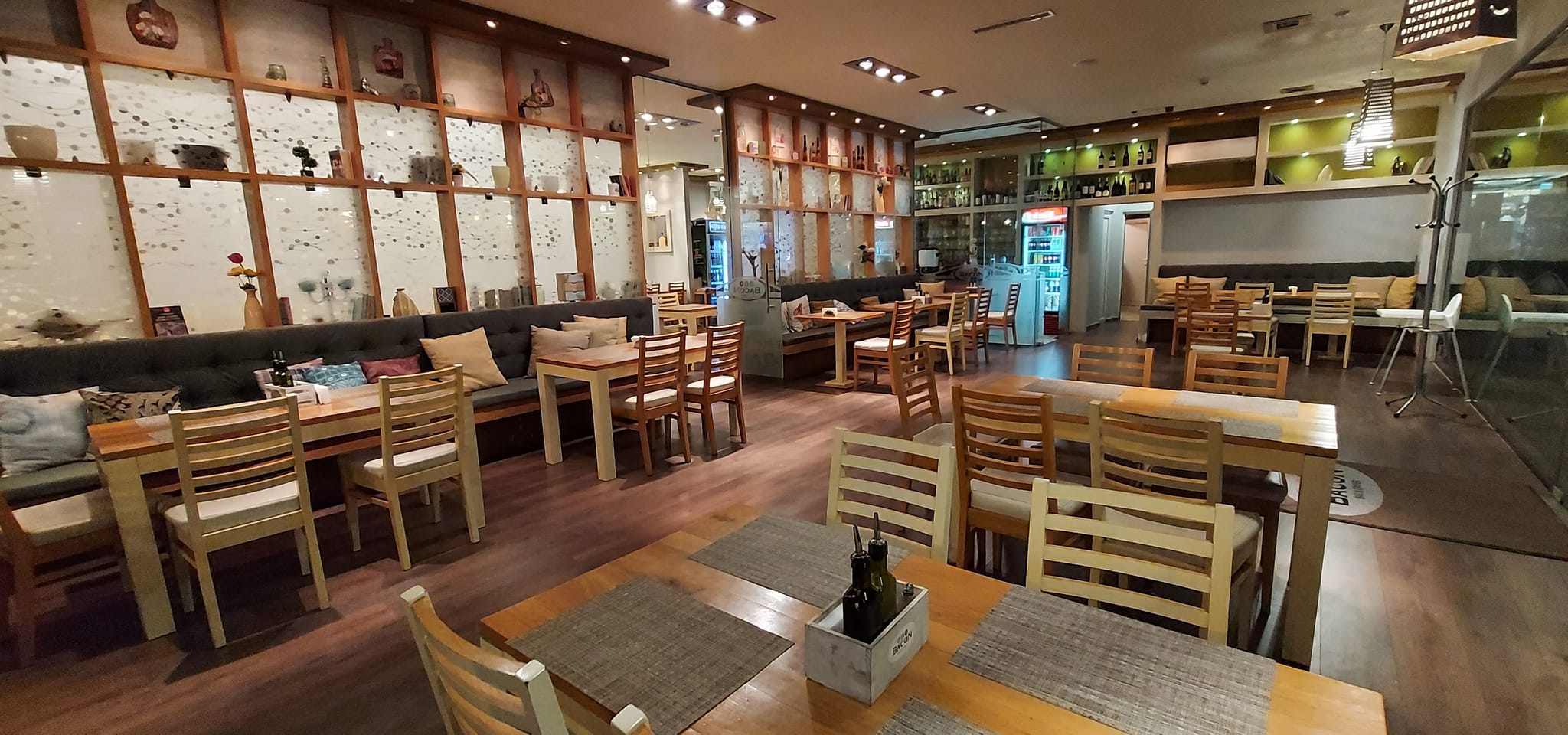 Bacon Bar & Dinner Facebook ad: BacoN Bar & Dinner - уютна атмосфера, вкусни…