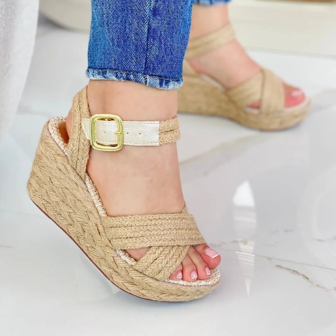 SurtiDonca Boutique Facebook ad: ¡Luce hermosa y cómoda con nuestras sandalias en…