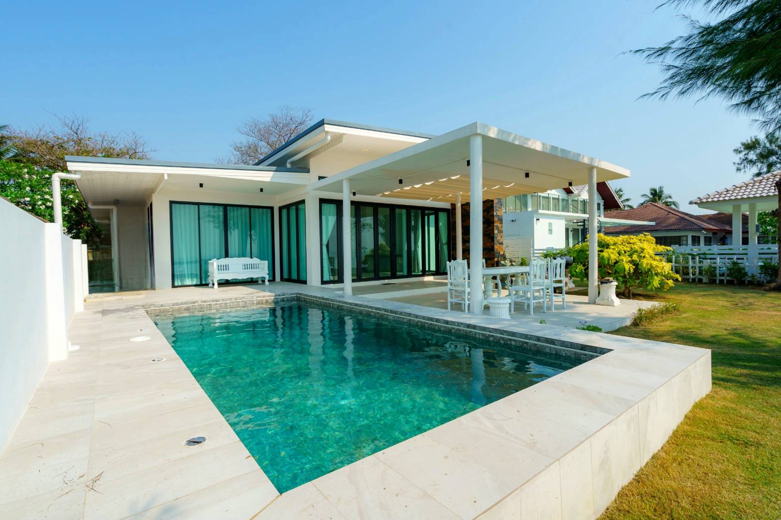 The Seacation Pool Villa - หาดเจ้าสำราญ Facebook ad: วันหยุดนี้รวมแก๊งแล้วไปพักพูลวิลล่าริมทะเลกัน