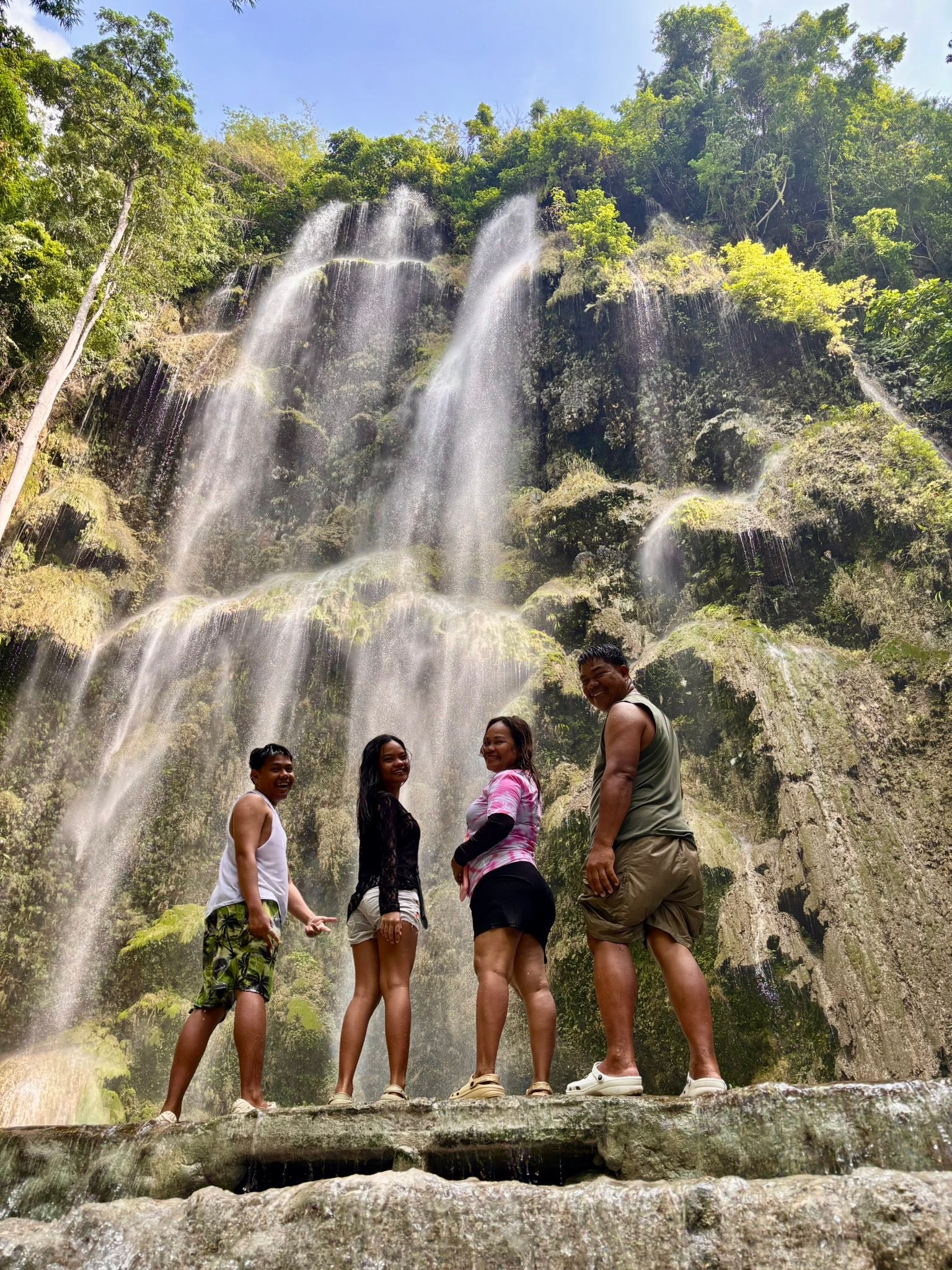 Cebu Mccoy ta Bai Van Rent and Tours Facebook ad: A family that travels together, stays together.