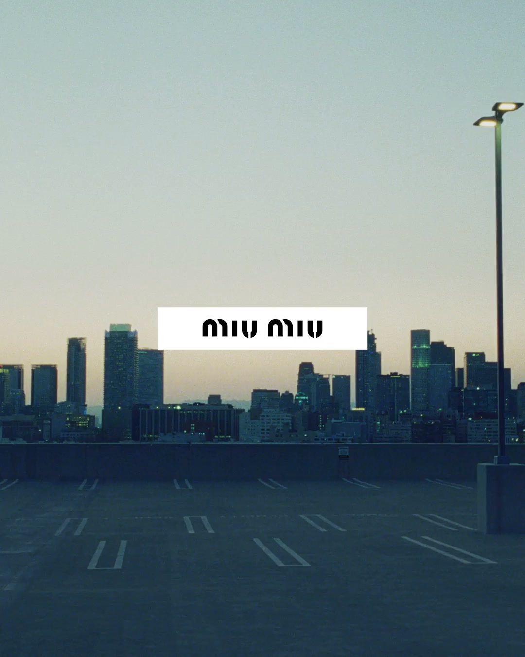 Miu Miu Facebook ad: La nueva campaña FW26 de Miu Miu encarna…