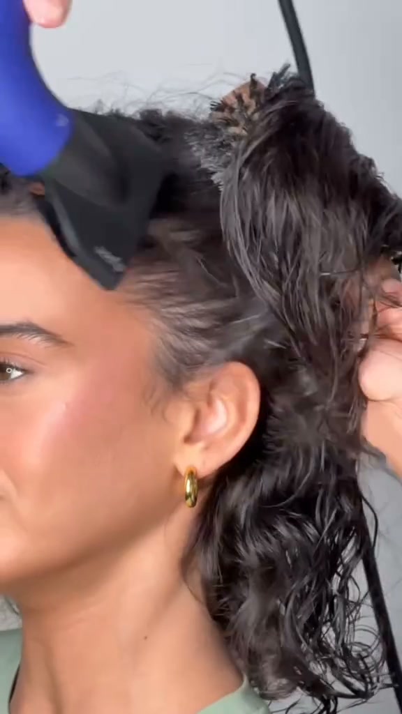 Color Wow Facebook ad: Frizz free in 1 min