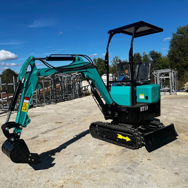 SAS HHO Facebook ad: Mini-pelle d'importation neuve - Modèle HT10c