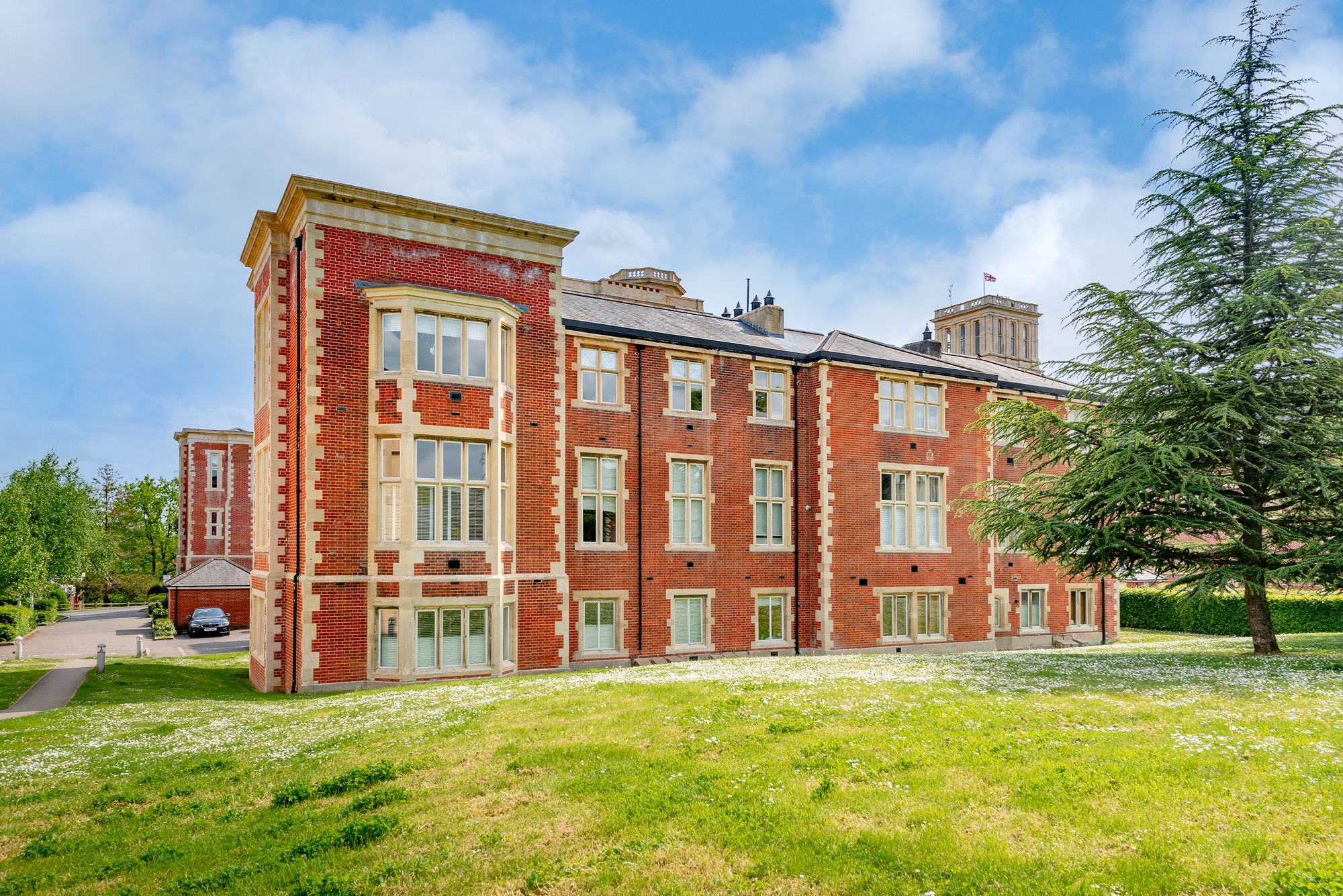 Halliwell Marks Estate Agents Facebook ad: LOOKING FOR A NEW HOME?
