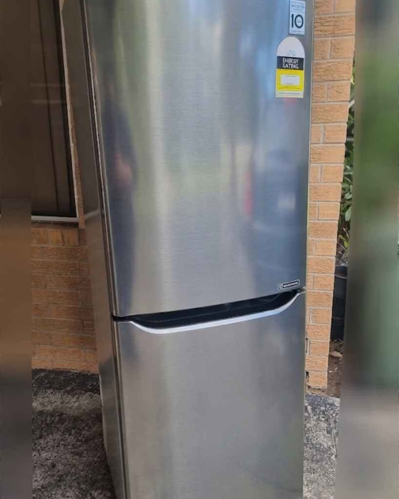 Kodi Wood Facebook ad: LG 310L Fridge Freezer Delivery available